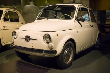 Torino, İtalya - 14 Ağustos 2021: 1968 Fiat 500, Torino, İtalya 'daki Ulusal Otomobil Müzesi' nde sergilendi..