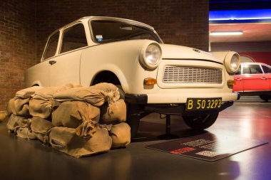 Torino, İtalya - 14 Ağustos 2021: 1989 Trabant 601 Torino, İtalya 'daki Ulusal Otomobil Müzesinde (MAUTO) sergilendi.