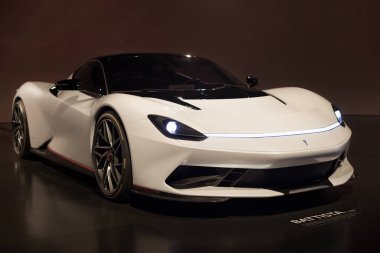Torino, İtalya - 14 Ağustos 2021: Pininfarina Battista Torino, İtalya 'daki Ulusal Otomobil Müzesi' nde (MAUTO) sergilendi.
