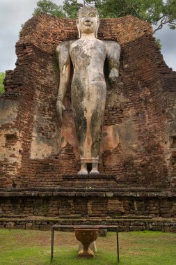 Wat Phra Si Iriyabot, Kamphaeng Phet, Tayland 'da ayakta Buda.