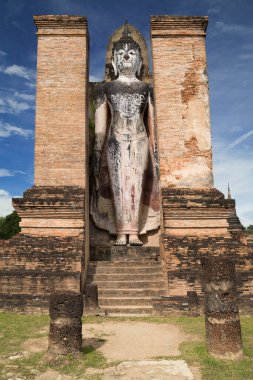 Sukhothai, Tayland 'daki Wat Mahathat' da Buda duruyor..