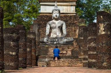 Sukhothai, Tayland - 2 Eylül 2018: Sukhothai, Tayland 'da Wat Traphang Ngoen Buda' sının önünde dua eden dindar.