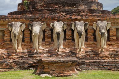 Wat Sorasak, Sukhothai, Tayland 'daki Fil Heykelleri.