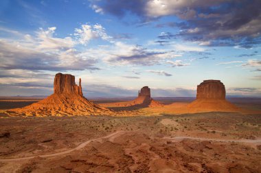 Mittens ve Merrick Butte alacakaranlıkta, Monument Valley, Arizona, ABD.