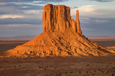 Batı Mitten Butte alacakaranlıkta, Monument Valley, Arizona, ABD.