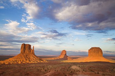 Günbatımında gözcü noktasından görüntü, Monument Valley, Arizona, ABD.
