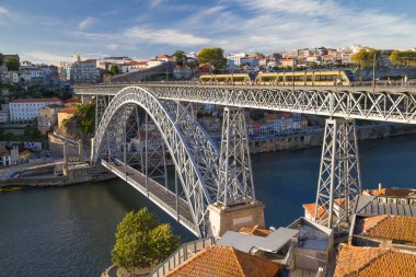 Vila Nova de Gaia, Portekiz - 25 Ağustos 2020: Vila Nova de Gaia, Portekiz 'den I. Luis Köprüsü, alacakaranlıkta.