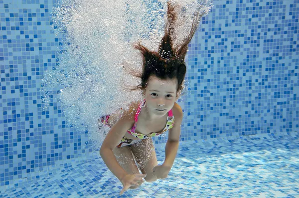 Underwater child jumps to swimming pool — Stock Photo, Image