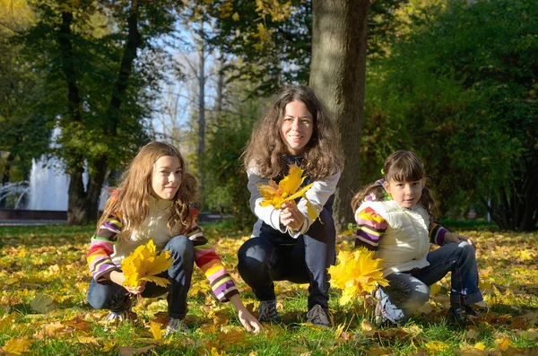 Família feliz no parque de outono — Fotografia de Stock