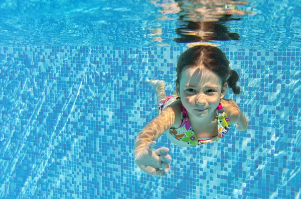 Happy souriant enfant sous-marin dans la piscine — Photo