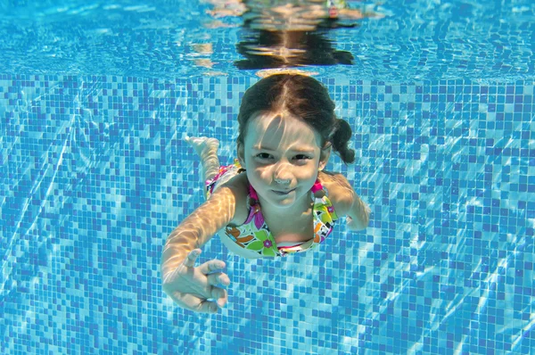 Happy souriant enfant sous-marin dans la piscine — Photo