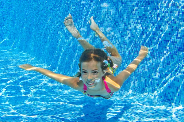 Happy smiling underwater child in swimming pool — Stock Photo, Image