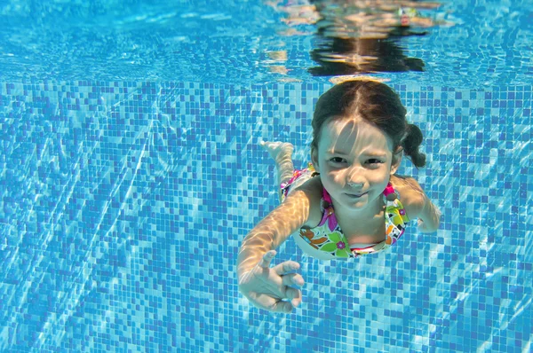 Feliz niño sonriente bajo el agua en la piscina Fotos De Stock