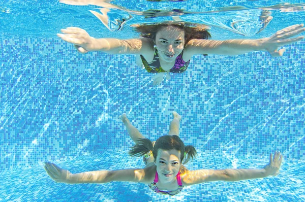 Usmívající se rodina pod vodou v bazénu — Stock fotografie