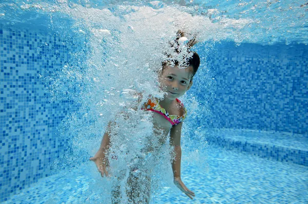 Un copil subacvatic zâmbitor fericit în piscină — Fotografie, imagine de stoc