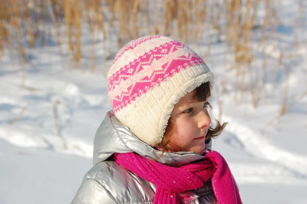 子と冬の雪 — ストック写真