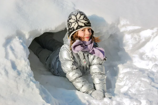 Child plays in winter snow — Stock Photo, Image