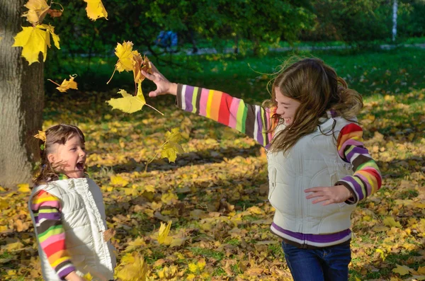 De gelukkige kinderen in herfst park — Stockfoto