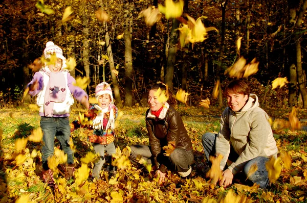 Sonbahar parkında bir aile — Stok fotoğraf