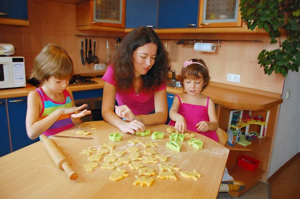 Familie backt zu Hause, kocht — Stockfoto