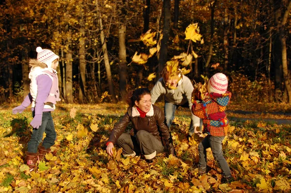 Familie in herfstpark — Stockfoto