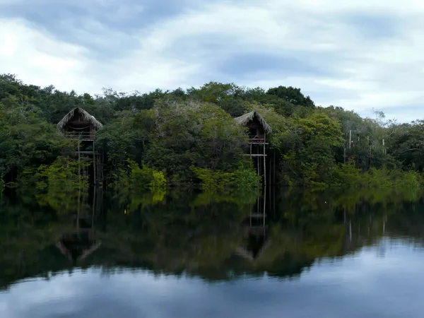 Holzbungalow, Amazonas-Fluss, Brasilien — Stockfoto