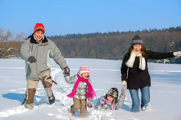 快乐家庭冬季娱乐户外 — 图库照片