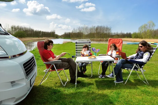 Familjesemester i, husbil campingtur — Stockfoto