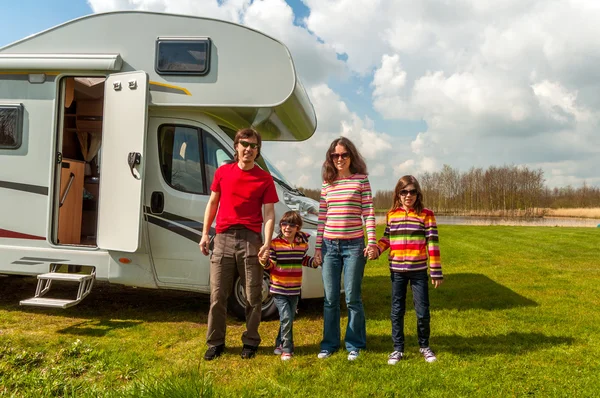 Férias em família no acampamento, viagem de motorhome — Fotografia de Stock