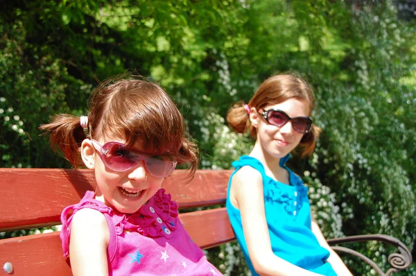 Dos niños sonrientes divirtiéndose al aire libre, hermanas jugando —  Fotos de Stock