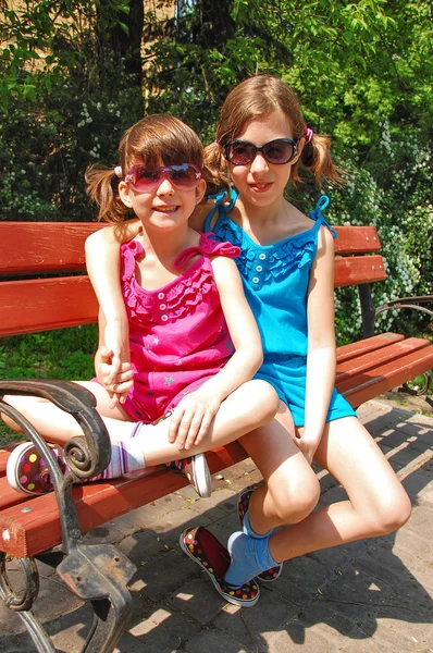 Due bambini sorridenti che si divertono all'aperto, sorelle che giocano — Foto Stock
