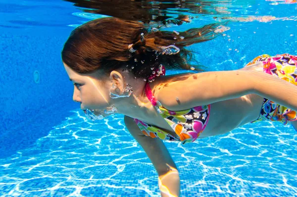 Küçük kız, sualtı havuzunda yüzüyor — Stok fotoğraf