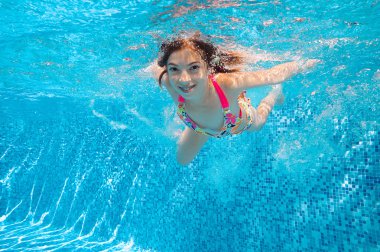 mutlu etkin alt sualtı havuzunda yüzüyor