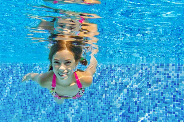 Felice bambino attivo nuota sott'acqua in piscina — Foto Stock