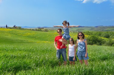 mutlu bir aile ile çocuk dışarıda eğleniyor İtalya'da tatil