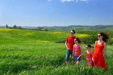 mutlu bir aile ile çocuk dışarıda eğleniyor İtalya'da tatil