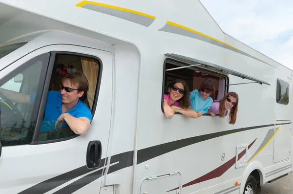Rodinná dovolená, cestování karavan — Stock fotografie