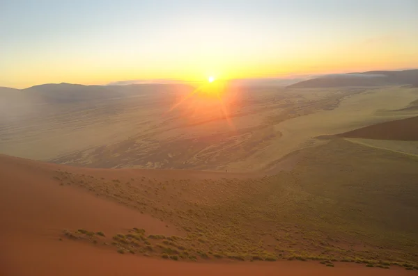 Wschód słońca wydmami w Namibii — Zdjęcie stockowe