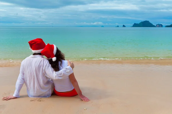 Christmas tropical vacation, happy couple on holiday — Stock Photo, Image