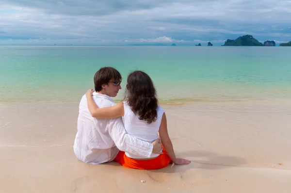 Романтична пара на пляжному відпочинку — стокове фото
