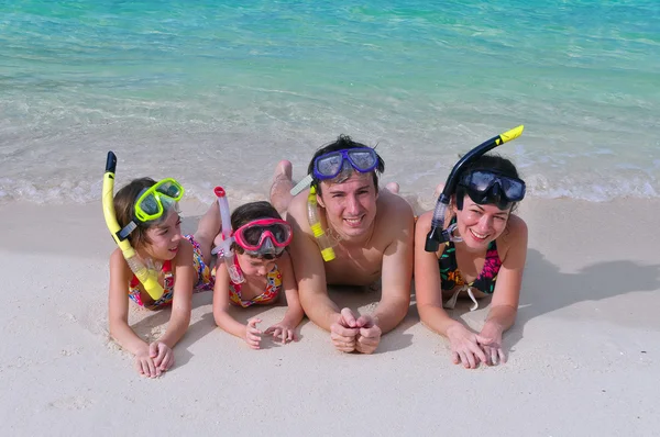 Rodina v šnorchly na tropické pláži, dovolená — Stock fotografie