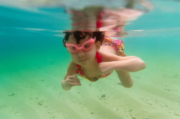 Child swimming underwater in sea — Stock Photo, Image