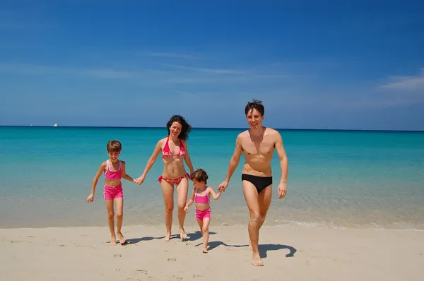 Vacaciones familiares en playa — Foto de Stock