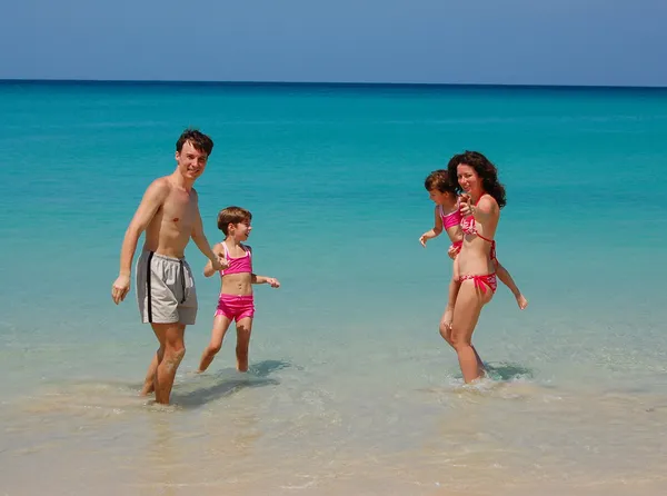 Vacaciones familiares en playa —  Fotos de Stock