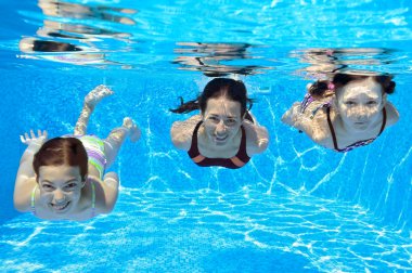 mutlu aile Yüzme sualtı havuzu ve having fun