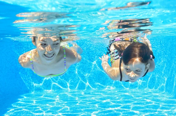 Glada tjejer simma under vattnet i poolen och ha roligt — Stockfoto