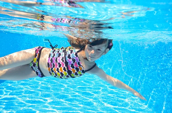 Happy active child swims freestyle in pool — Stock Photo, Image