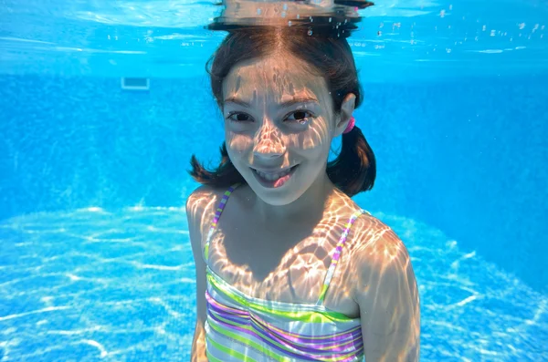 Feliz niño activo nada bajo el agua en la piscina —  Fotos de Stock