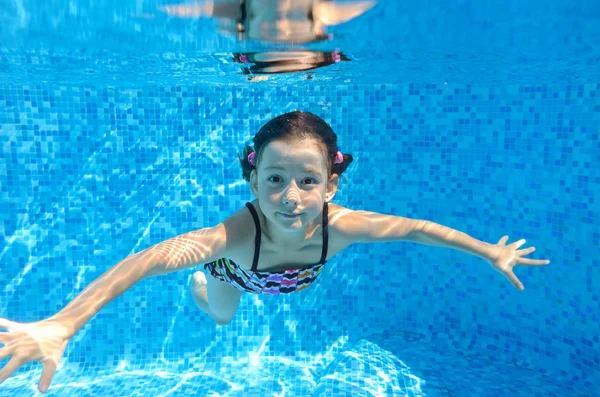 Felice bambino attivo nuota sott'acqua in piscina — Foto Stock