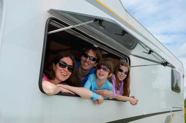 Familie vakantie, rv (camper) reizen met kinderen — Stockfoto